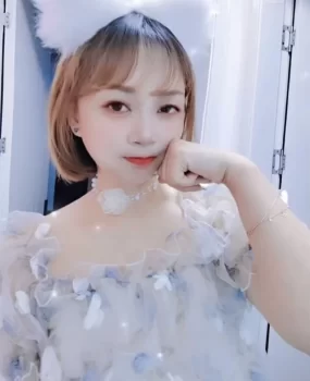 小巧玲珑，肤白貌美