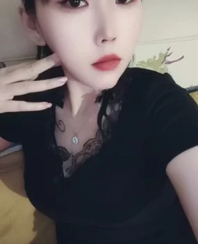 长春印很瘦很漂亮的美女