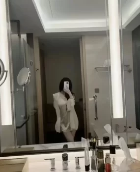 长腿大学生美女