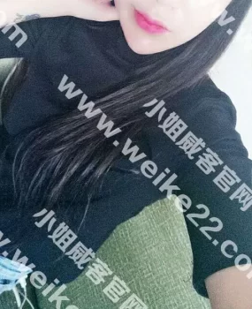 雨儿美眉白花花的大腿，水晶晶的B